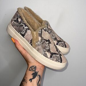 VINCE CAMUTO KATERINDA SLIP-ON SNEAKER Animal print Sherpa Lined Snakeskin 7.5